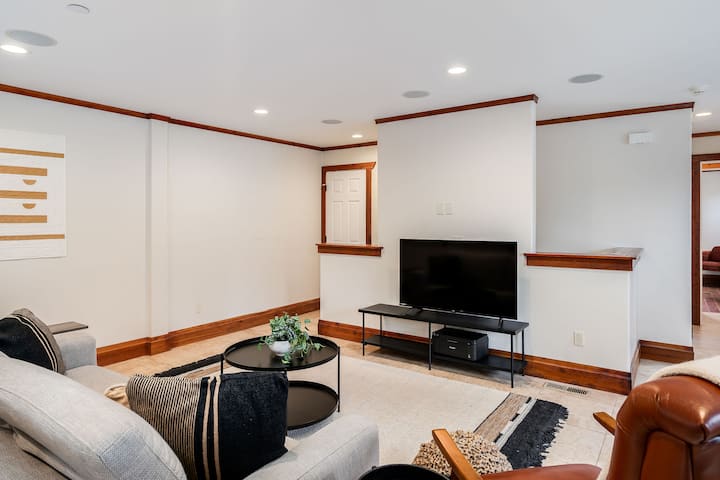 A Stylish Tahoe Retreat, Walk To Lake And Casinos! - South Lake Tahoe, CA