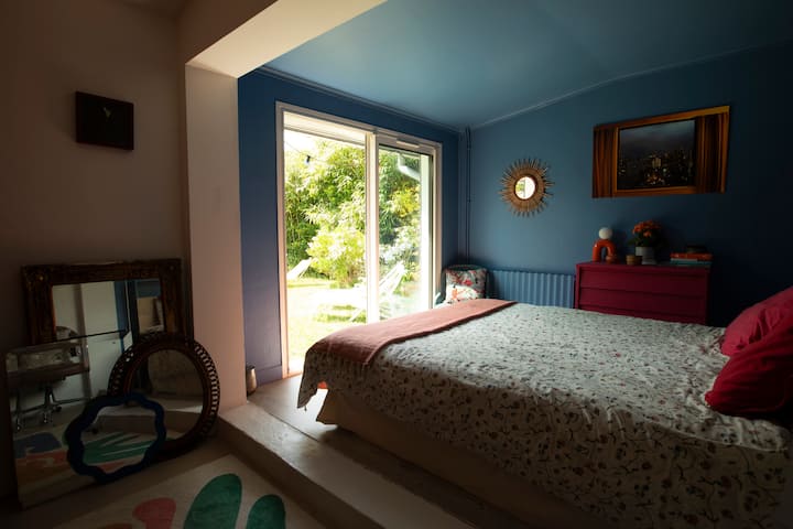 queensize bed, 
erker op de grote tuin