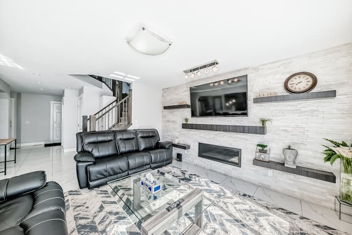 4br Spacious Home | Free Parking | King Bed - Calgary
