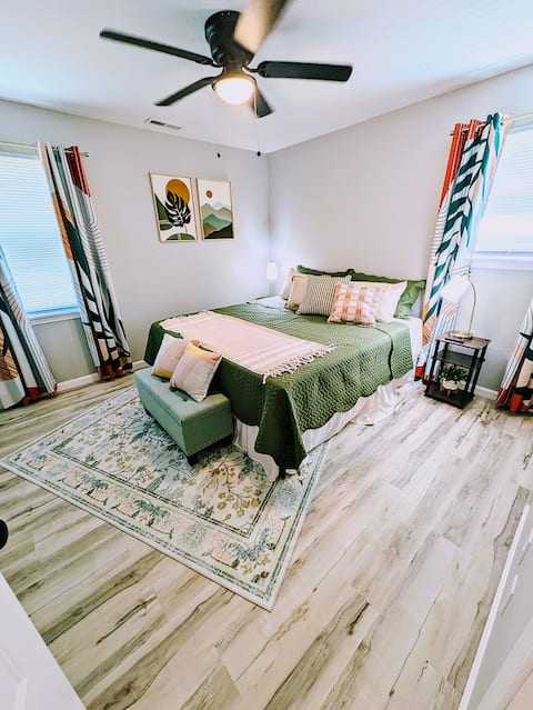 "Southern Charm" w/ King Beds near Downtown