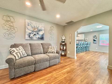 Top Airbnb: *Central KING BED family-friendly + FREE parking in Berclair