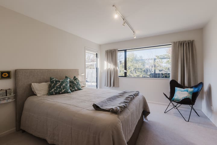 Kitanda cha malkia kilicho na blanketi la umeme, kabati la nguo mbili, hufunguka kwenye baraza la kujitegemea lenye jua la asubuhi.