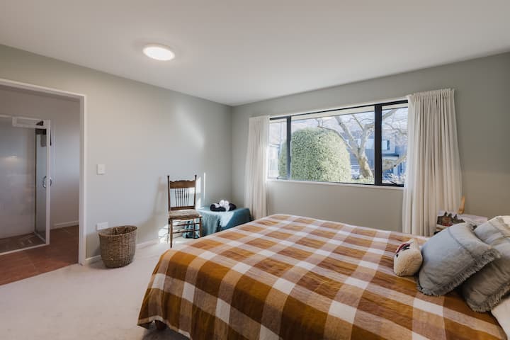 Kitanda aina ya King kilicho na blanketi la umeme, kabati kubwa la nguo, lenye mwonekano wa mlima. Chumba cha kulala: Bafu, choo, kipasha joto cha feni