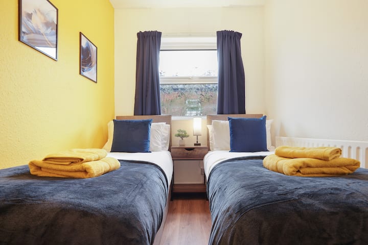 2 samostatné postele/postele spojené do jednej (1 manželská posteľ)