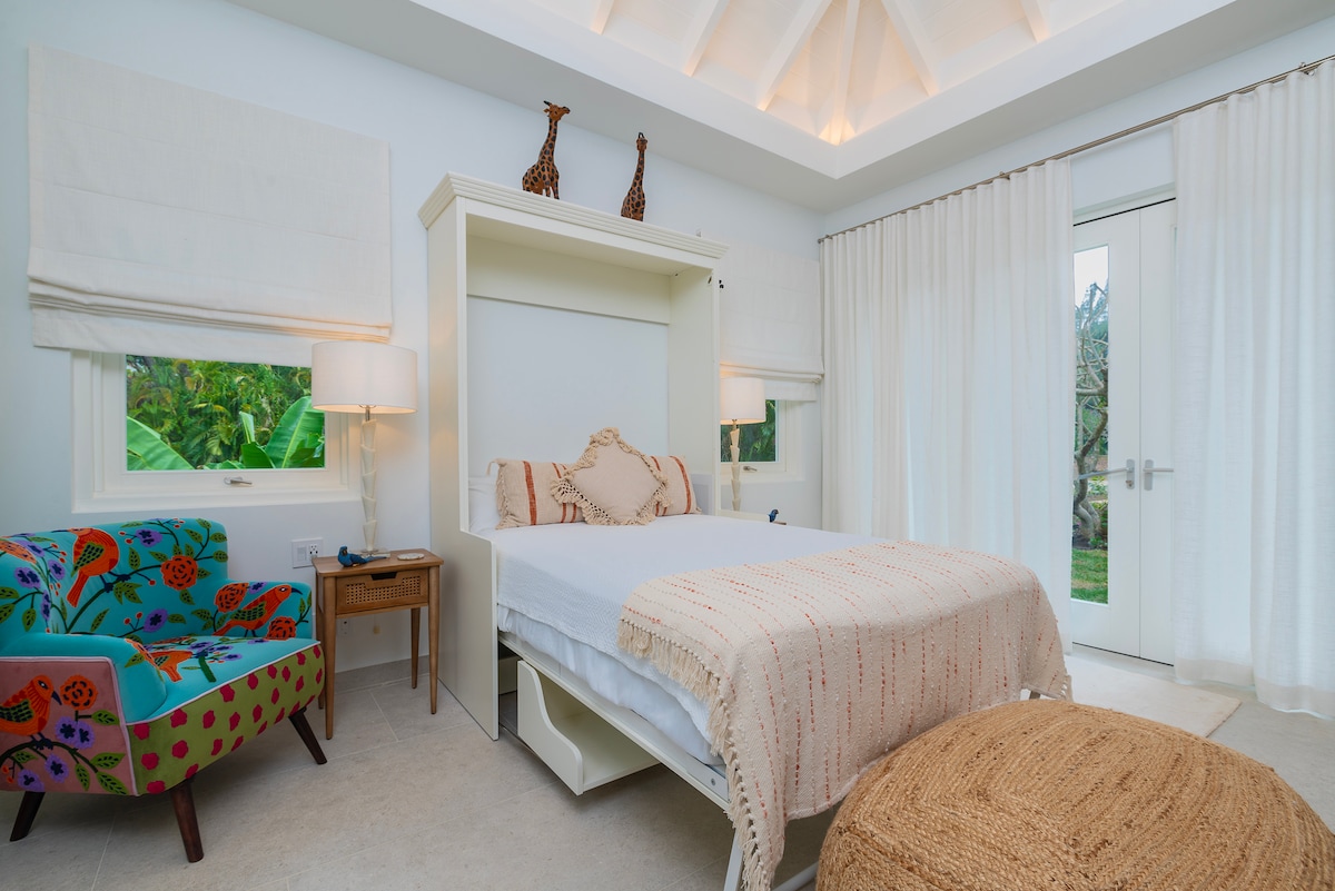 Во спалната соба 2 има брачен кревет (широк 150-179 см) во Обединетото Кралство, поглед кон градината и убаво наместена сопствена туш-кабина со туш кабина.  Клима уредот и таванскиот вентилатор обезбедуваат дека собата е ладна и удобна.