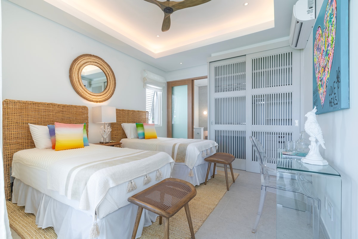 Спална соба 4 има брачен кревет (широк 150-179 см), поглед кон градината и убаво наместена сопствена туш-кабина со туш кабина.  Клима уредот и таванскиот вентилатор обезбедуваат дека собата е ладна и удобна.