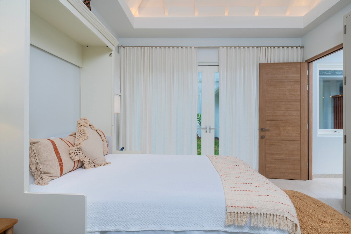 Спална соба 3 има брачен кревет (широк 150-179 см) во Обединетото Кралство, поглед кон градината и убаво наместена сопствена туш-кабина со туш кабина.  Клима уредот и таванскиот вентилатор обезбедуваат дека собата е ладна и удобна.