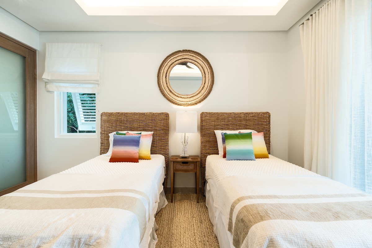 Спалната соба 5 има брачен кревет (широк 150-179 см), поглед кон градината и убаво наместена сопствена туш-кабина со туш кабина.  Клима уредот и таванскиот вентилатор обезбедуваат дека собата е ладна и удобна.