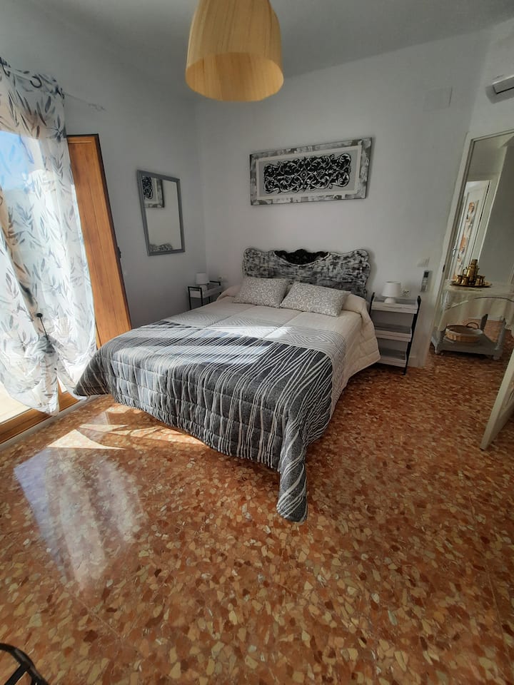 الطابق العلوي - غرفة واسعة بسرير مزدوج مثالية لإعداد سرير أطفال. خزانة ملابس مصنوعة يدويًا من قبل والدي،  تم ترميمها بواسطتنا مع اللوح الأمامي. أجواء دافئة وأصيلة مع إطلالات على الحديقة وإضاءة ناعمة وهادئة مضمونة.
