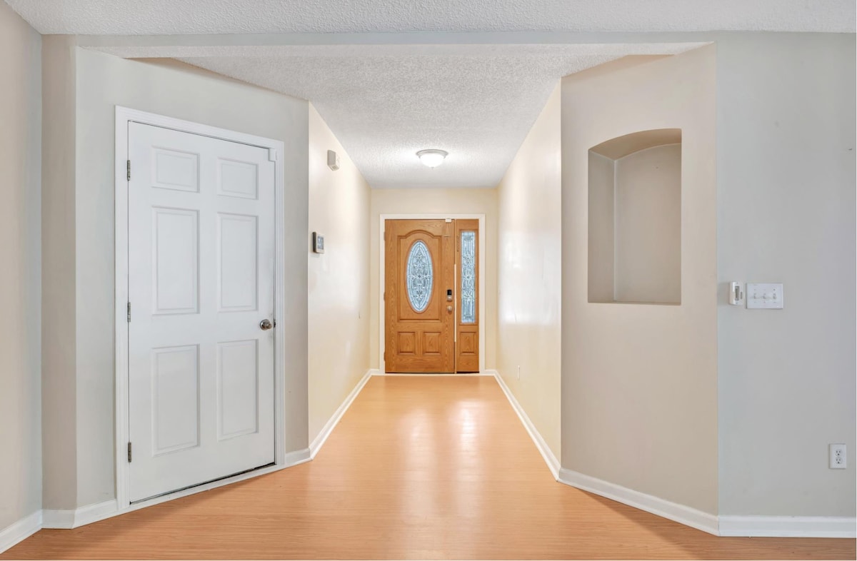 Entra en un espacio luminoso y espacioso con techos altos y un ambiente acogedor: el comienzo perfecto para tu estadía.