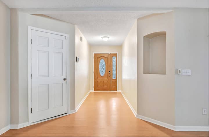 استمتع بمساحة معيشة مشرقة وجيدة التهوية مع أسقف عالية وأجواء ترحيبية – بداية مثالية لإقامتك.