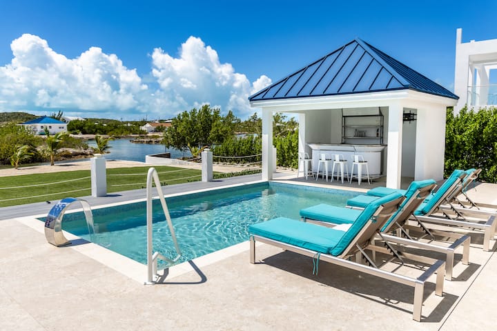 Unique Blue Top Villa! With 4 Bedrooms, Waterfront - Turks e Caicos