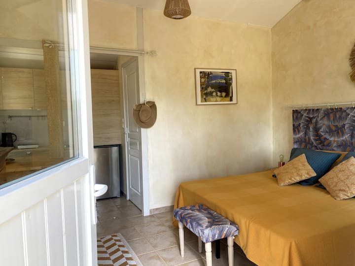 Chambre cosy décorée dans le style nature brut.
