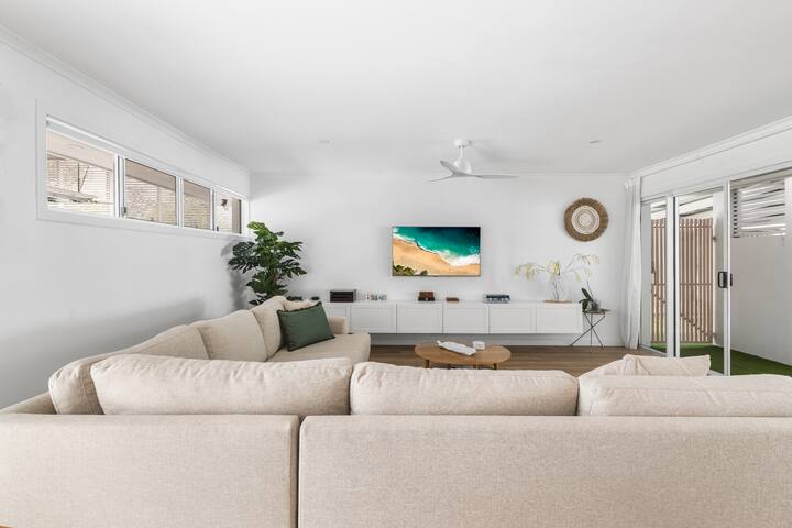 Noosa Coastal Gem at Sunrise gallery image 5