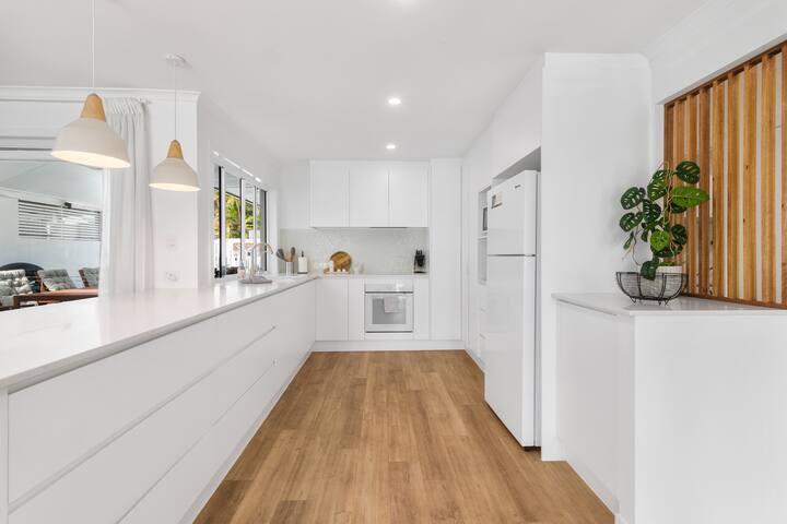 Noosa Coastal Gem at Sunrise gallery image 4