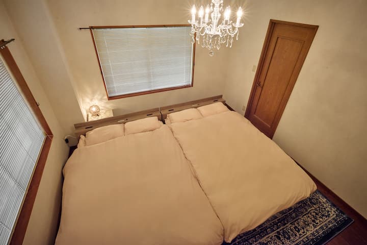 تحتوي غرفة النوم هذه على سريرين مزدوجين حتى يتمكن الأطفال الصغار من النوم مع الأم والأب.