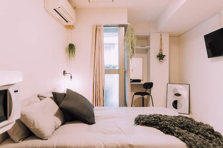 这间时尚的卧室配有电视和空调，让您感到舒适，配备齐全的简约厨房，可满足您的需求。 非常适合舒适现代的住宿。