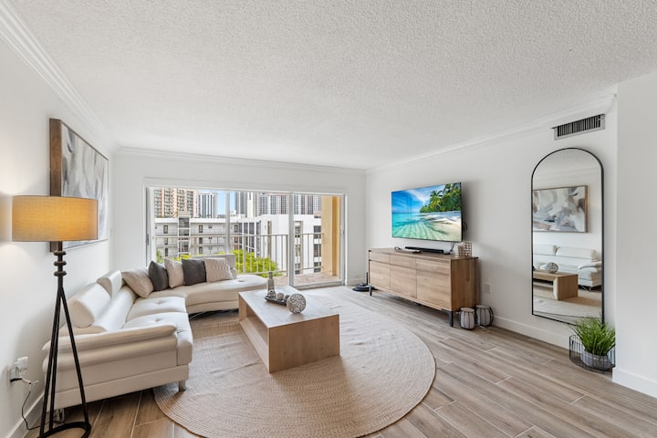 Walk To Sunny Isles Beach | Free Parking | Pool - Sunny Isles Beach, FL