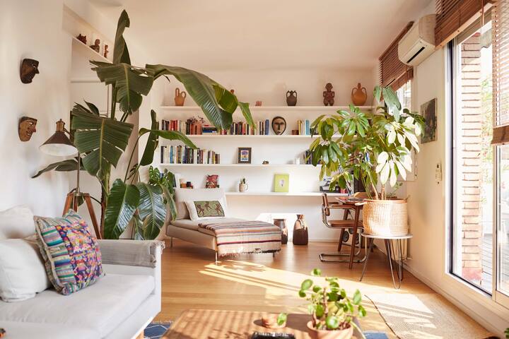 Sunny modern penthouse with delightful terrace gallery image 5