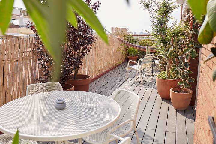 Sunny modern penthouse with delightful terrace gallery image 3