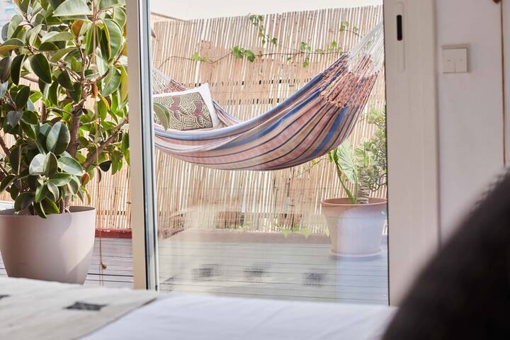 Sunny modern penthouse with delightful terrace gallery image 4