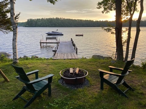 Lovely Lakefront Cottage - Book Your Fall GetAway!