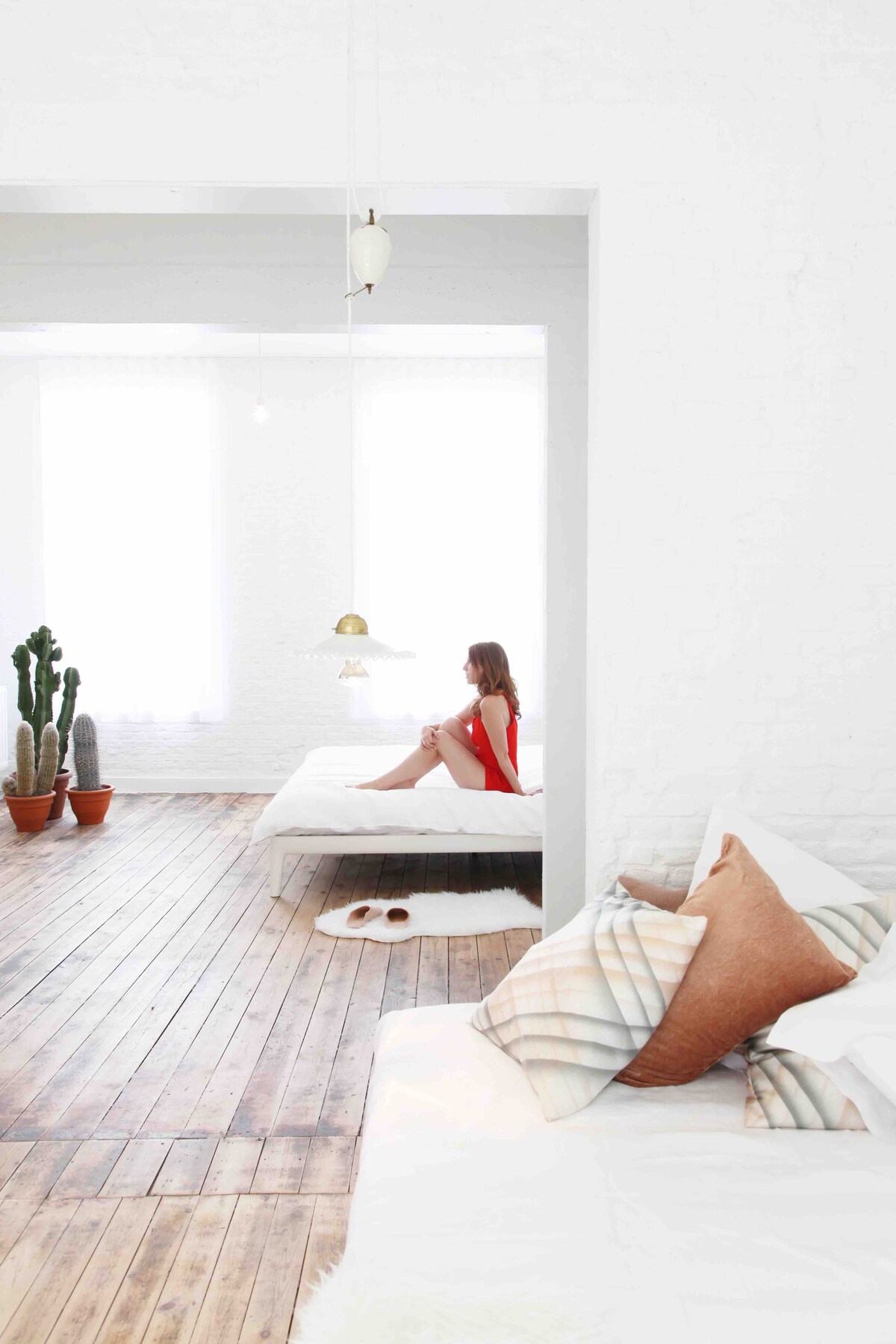 这间客房位于二楼，前面与街道相连，后面与花园相连。 后面有一个大露台。 
180x200厘米高品质Auping双人床
第二张双人床也可用作沙发，140x200厘米