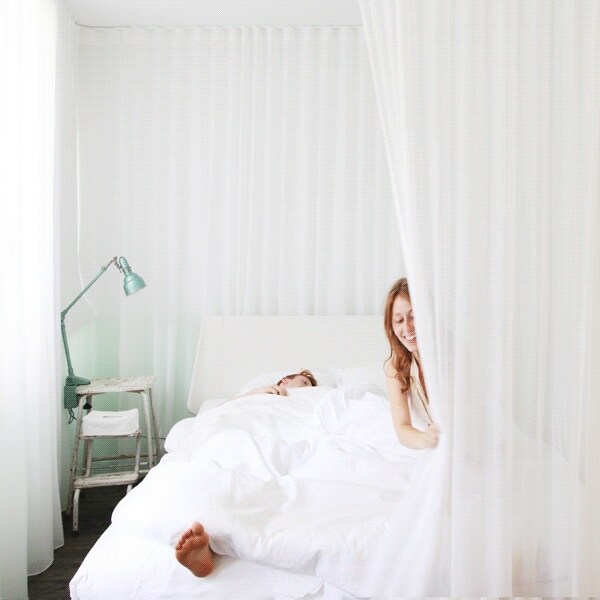 双人床配有窗帘，营造出舒适浪漫的感觉。
高品质Auping床，尺寸180x200厘米