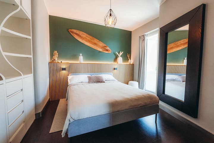 第二间卧室配备160x200厘米床垫、55英寸智能电视，可直接进入露台