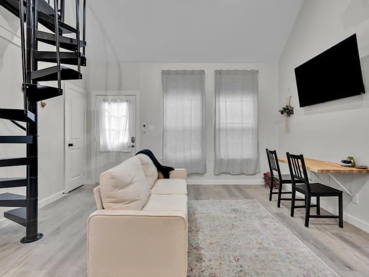 *New* A Stylish Stay @ High Note Loft - Denton, TX