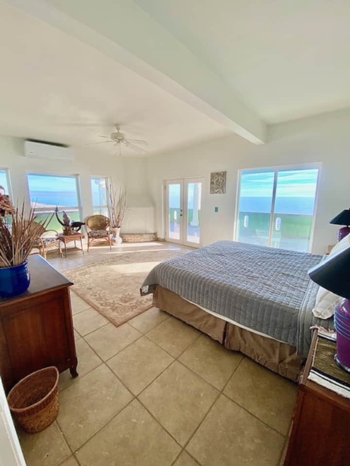 Spavaća soba 3 na katu s izlazom na terasu uz more koja se proteže oko cijele kuće