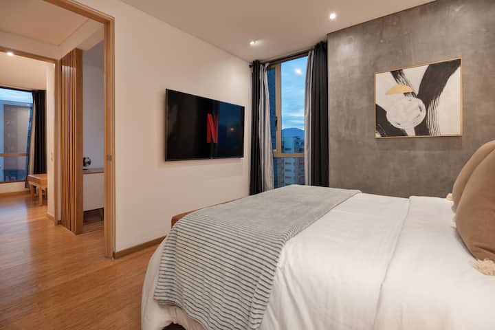 El televisor inteligente en el dormitorio permite noches de cine acogedoras o ponerte al día con tus programas favoritos en la comodidad de tu propio espacio.
