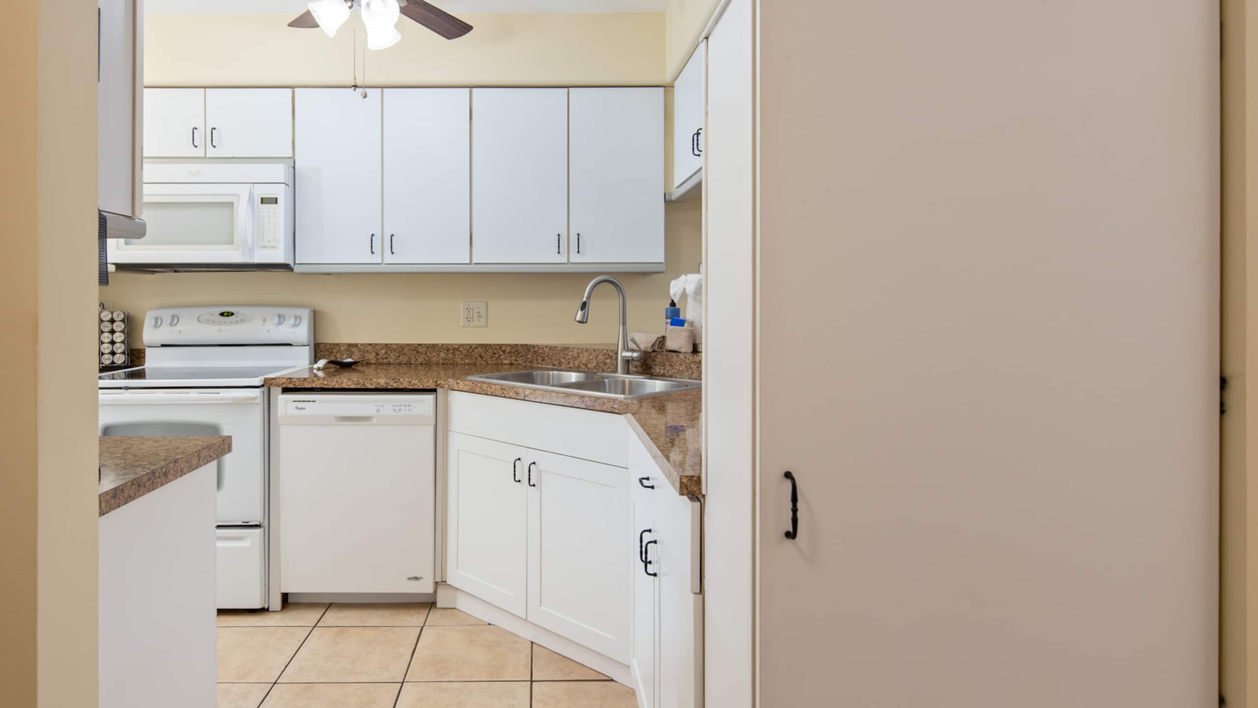 Garden condo, resort amenities! - Photo 6