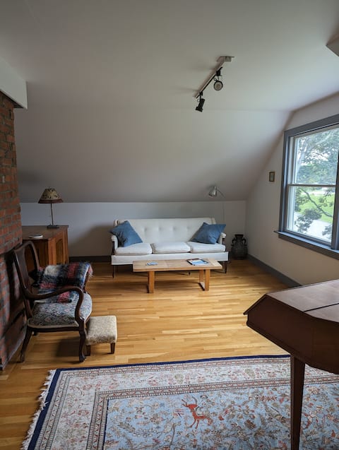 Spacious Guest Suite Close to Town
