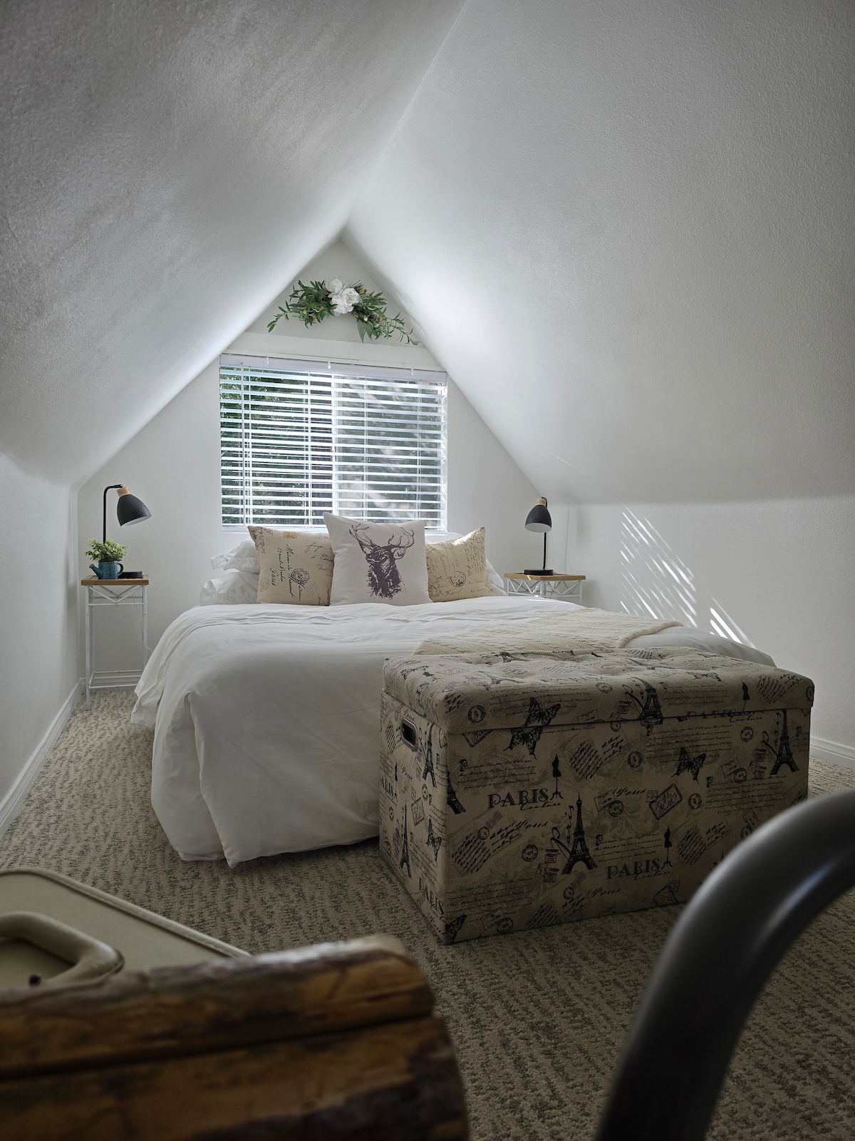 Удобен брачен кревет (широк 150 – 179 см). Постелнина од органски памук Boll & Branch. Светилките имаат пристап за полнење преку USB. А за оние што се полнат преку USB-C, каблите се достапни во бирото долу.