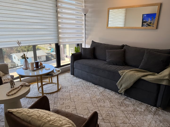 ️ סלון מואר עם גישה למרפסת, טלוויזיה 43 אינץ' וספה נפתחת נוחה של רוזן. אידיאלי למנוחה, שיתוף או צפייה בסרט עם נוף. ✨