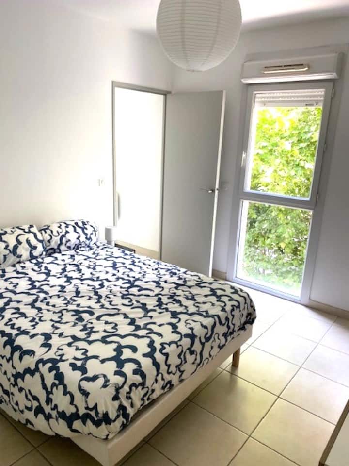 Dyshek Epeda 140x200 i blerë në fillim të korrikut. 
Një dhomë e vogël ngjitur me dritaren për hapësirën e punës ose dhomën e gjumit për fëmijë të vegjël (nuk ka krevat të instaluar).