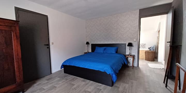 Chambre 4
Suite parentale avec salle de bain
et petit salon
Possibilité d'y mettre un lit bébé