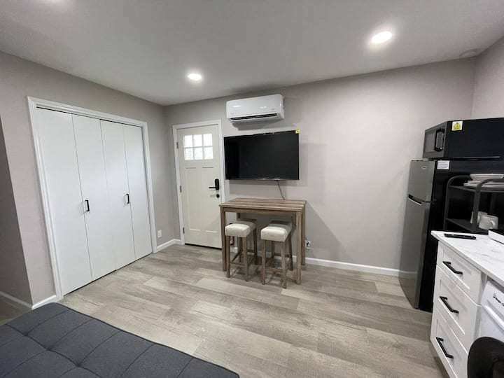 [M2b2] Modern 1 Bedroom Own Entry Kitchen Washer - Austin