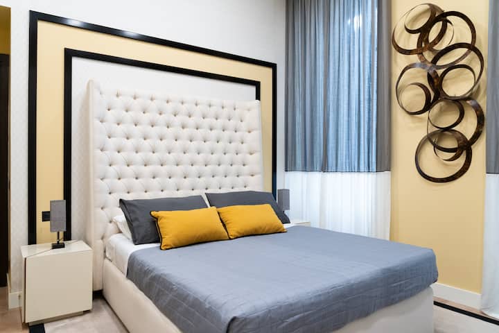 Оваа спална соба е опремена со брачен кревет (широк 150-179 см), идеален за освежителен и удобен одмор.
Има клима уред за одржување на оптимална температура. Две ноќни шкафчиња на страните за да ги подредите предметите. 