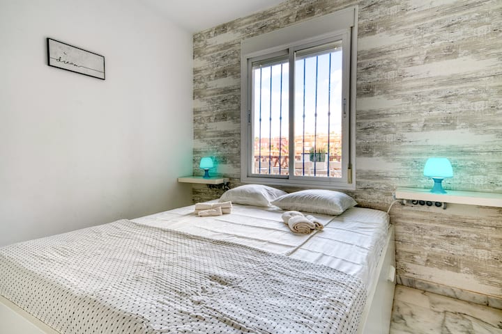 Chumba cha pili cha kulala kina godoro la starehe lenye mashuka yenye ubora wa juu kwa ajili ya ukaaji wa kupumzika. Inajumuisha kabati kubwa, kitanda cha mtoto, viti vya ufukweni na nafasi kubwa ya kuhifadhi vitu vyako.