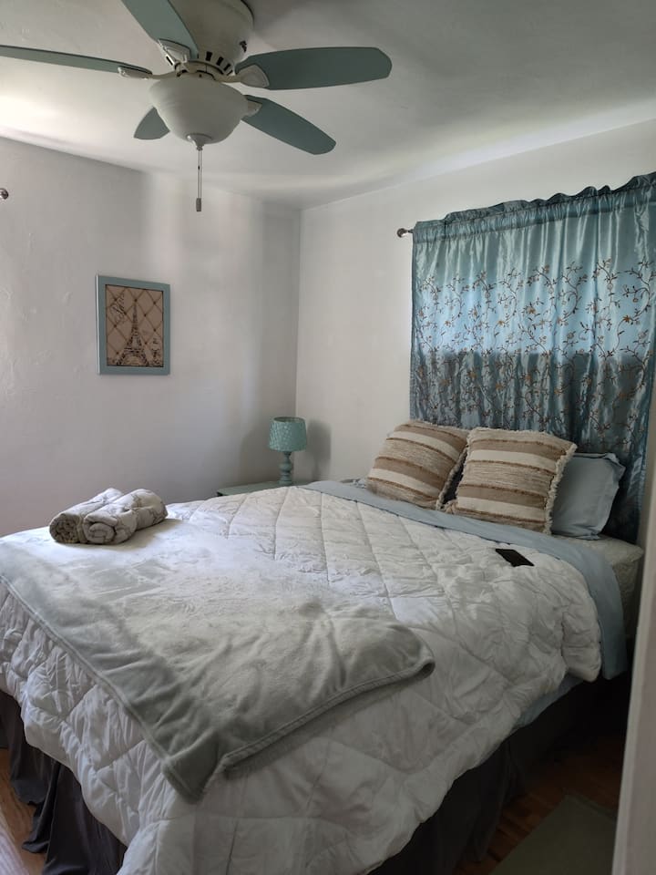 ห้องนอนที่ 2 พร้อมเตียงควีนไซส์ โต๊ะข้างเตียง 2 ตัว ตู้เสื้อผ้า และเก้าอี้เพิ่มเติม