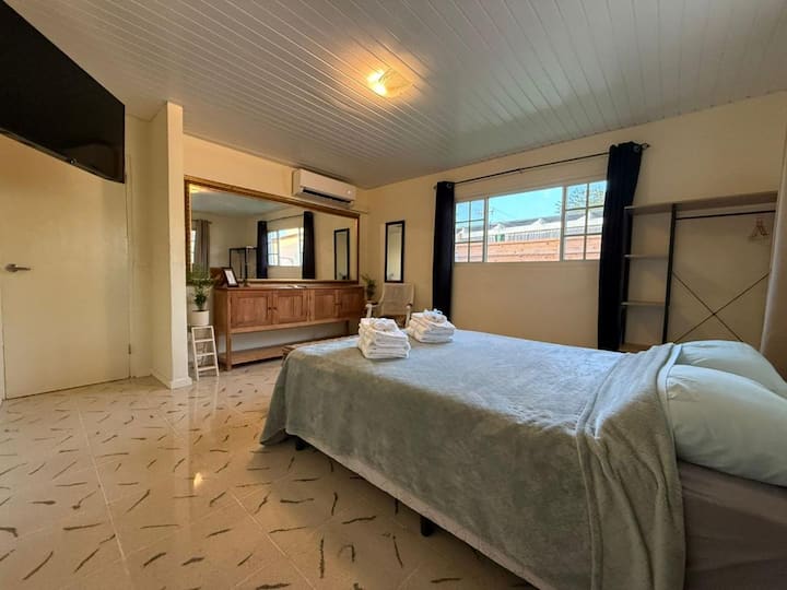 เตียงควีนไซส์คุณภาพระดับโรงแรมพร้อมที่นอนระดับพรีเมี่ยมและหมอนนุ่ม เครื่องนอนสะอาดมากและมีสมาร์ททีวีในห้อง