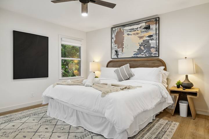 Heated Waterfall Pool Located in Heart of Dallas! gallery image 4