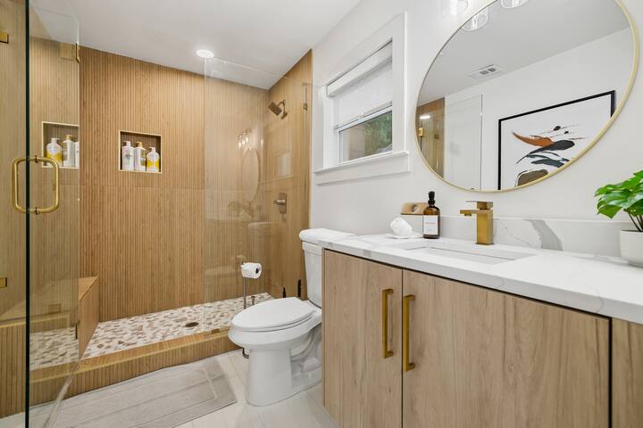 Heated Waterfall Pool Located in Heart of Dallas! gallery image 5