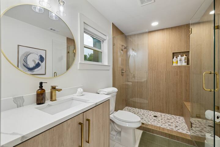 Heated Pool + Massive Backyard + Downtown Dallas! gallery image 5