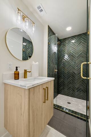 Heated Pool + Massive Backyard + Downtown Dallas! gallery image 4