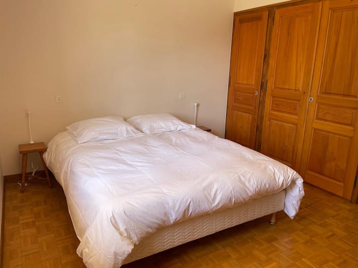 Chumba cha kulala kwenye ghorofa ya chini ya nyumba.
Ufikiaji wa kiti cha magurudumu.