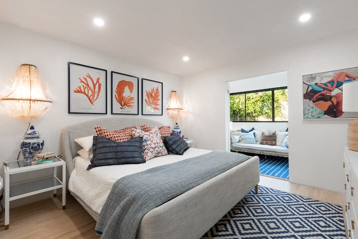 La primera suite principal está equipada con un acogedor colchón tamaño king y sábanas de lujo. El solárium está justo al lado para llamadas privadas, un espacio tranquilo para leer un libro o un lugar adicional para descansar. Hay un televisor de pantalla plana para más entretenimiento. 