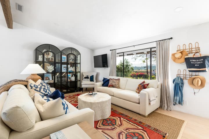 El salón ofrece vistas a la montaña, un lugar acogedor para pasar el rato y ver tu programa favorito. La puerta principal (puerta holandesa) entra en el salón, lo que permite que entre aire fresco durante todo el día.